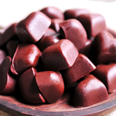 德佳维纯黑巧克力纯可可脂偏纯苦甜60p%多口味零食