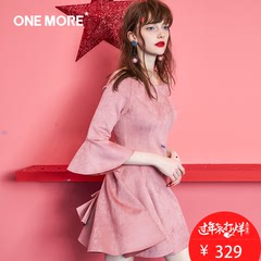 预售ONE MORE2017春新喇叭袖一字领皮绒连衣裙女短裙百褶裙A字裙